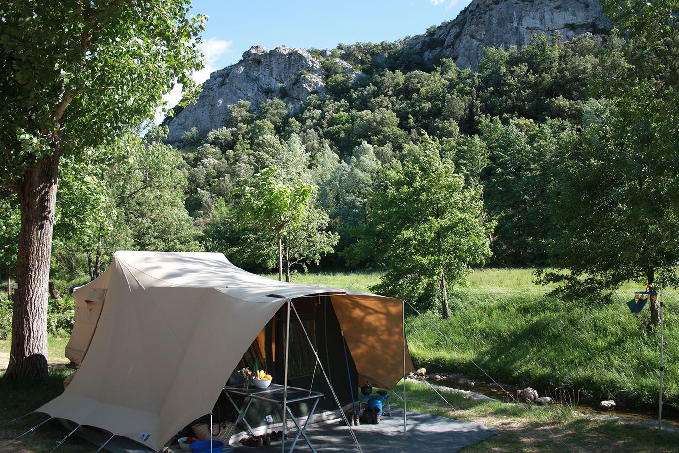 Camping de la Claysse - Schaduwrijke staanplaatsen