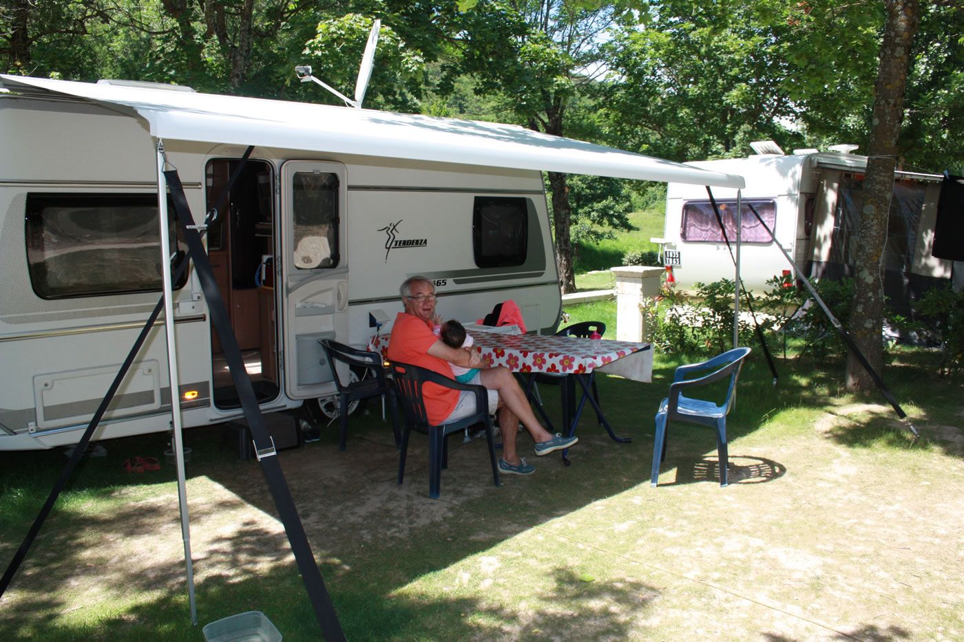 Camping de la Claysse - Schaduwrijke standplaatsen