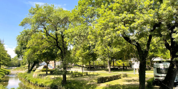 Camping de la Claysse - Emplacements ombragés en bord de rivière