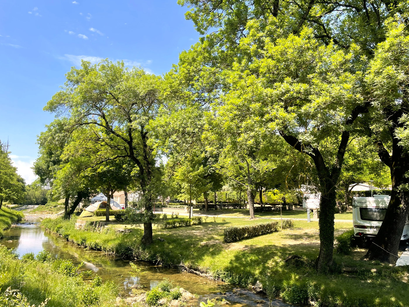 Camping de la Claysse – Emplacements ombragés en bord de rivière Camping de la Claysse - Emplacements ombragés en bord de rivière